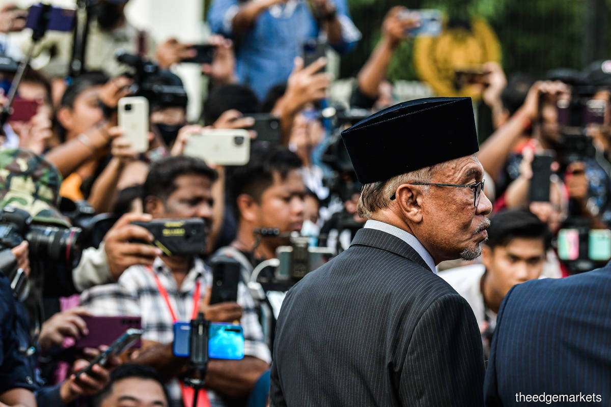 Pakatan Harapan chairman Datuk Seri Anwar Ibrahim outside Istana Negara, Kuala Lumpur on Tuesday (Nov 22). (Photo by Zahid Izzani Mohd Said/The Edge)